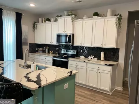 Kitchen - 137 Cabin Way, Hampton, GA 30228 photo 2 of 3