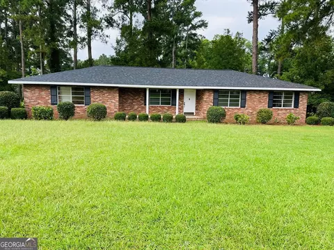 105 Ridgeway St, Glennville, GA 30427