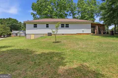Exterior - 369 Skyline Dr, Toccoa, GA 30577 photo 7 of 13