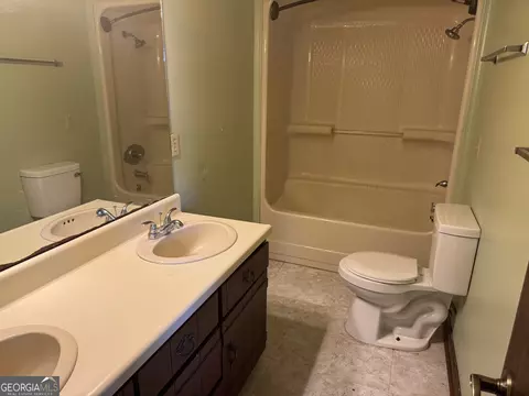 Bath - 420 Wilson Ave, Lyons, GA 30436 photo 1 of 2
