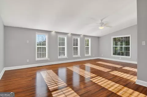 Living - 134 Mitchell Farm Rd, Colbert, GA 30628 photo 2 of 4