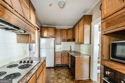 Kitchen - 809 E 2nd Ave SW, Rome, GA 30161 photo 2 of 4