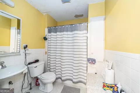 Bath - 809 E 2nd Ave SW, Rome, GA 30161 photo 2 of 2