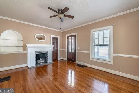 Living - 809 E 2nd Ave SW, Rome, GA 30161 photo 2 of 5