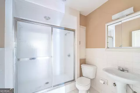 Bath - 809 E 2nd Ave SW, Rome, GA 30161 photo 1 of 2