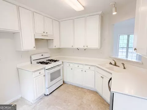 Kitchen - 1192 Eagles Pass, Mcdonough, GA 30253 photo 2 of 4
