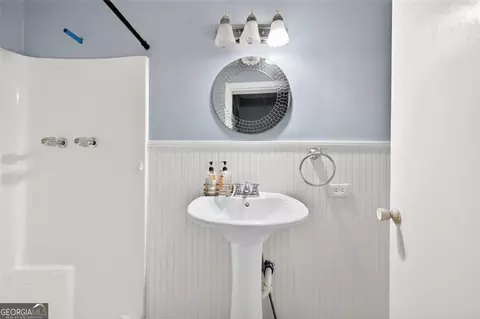 Bath - 178 Hamilton Ave, Winder, GA 30680 photo 1 of 3