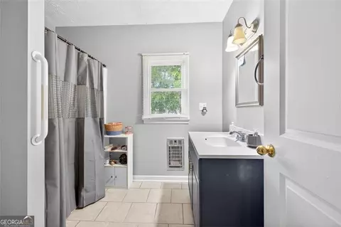 Bath - 178 Hamilton Ave, Winder, GA 30680 photo 3 of 3