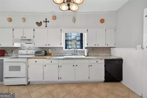 Kitchen - 178 Hamilton Ave, Winder, GA 30680 photo 3 of 4