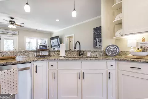 Kitchen - 609 Live Oak Way, Dublin, GA 31021 photo 2 of 3