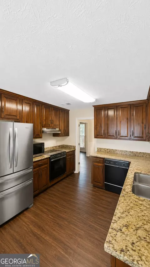 Kitchen - 1054 Glass Bridge Rd, Lagrange, GA 30240 photo 2 of 3