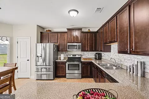 Kitchen - 108 Truman Ct, Jackson, GA 30233 photo 2 of 3