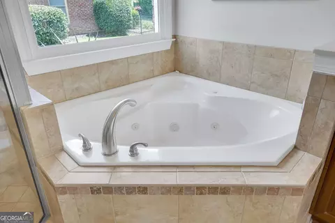 Bath - 2720 Heritage Bend Ct, Grayson, GA 30017 photo 3 of 11