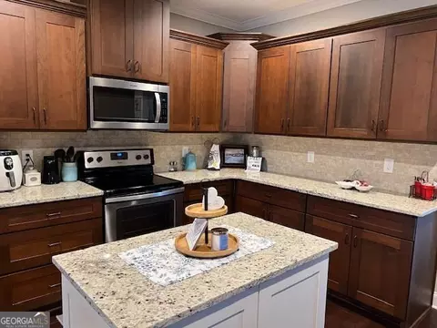 Kitchen - 19 Chatham Ct, Williamson, GA 30292 photo 8 of 8