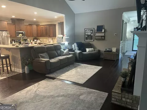 Living - 19 Chatham Ct, Williamson, GA 30292 photo 2 of 2
