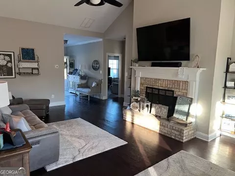 Living - 19 Chatham Ct, Williamson, GA 30292 photo 1 of 2