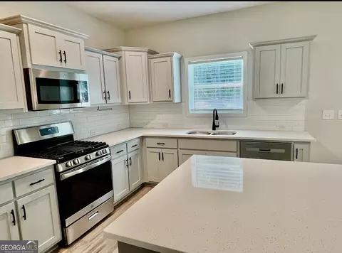 Kitchen - 100 Fenwick Manor Dr, Lagrange, GA 30241 photo 2 of 3