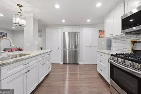 9715 N Pond Cir, Roswell, GA 30076