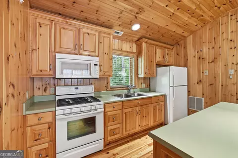 Kitchen - 95 Marshall Ln, Tiger, GA 30576 photo 7 of 9