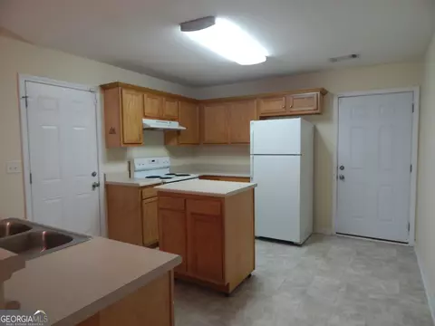 Kitchen - 304 Lenox Cir, Lagrange, GA 30241 photo 1 of 4