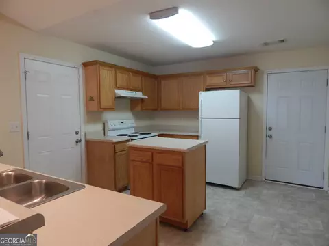 Kitchen - 304 Lenox Cir, Lagrange, GA 30241 photo 4 of 4