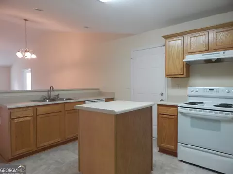 Kitchen - 304 Lenox Cir, Lagrange, GA 30241 photo 2 of 4