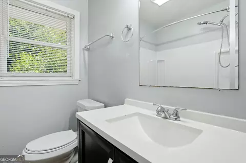 Bath - 243 S Myrtle St, Winder, GA 30680 photo 3 of 4