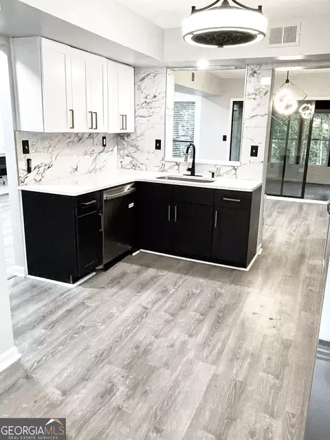 1039 Mariners Ct, Stone Mountain, GA 30083