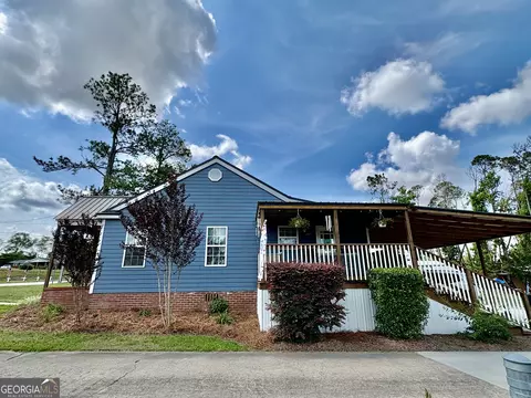 Exterior - 348 S Victory Dr, Lyons, GA 30436 photo 5 of 13