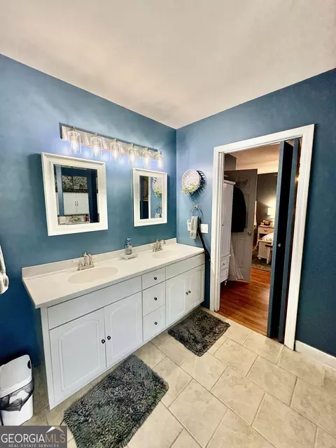 Bath - 348 S Victory Dr, Lyons, GA 30436 photo 5 of 6