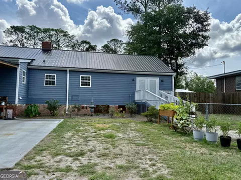 Exterior - 348 S Victory Dr, Lyons, GA 30436 photo 7 of 13