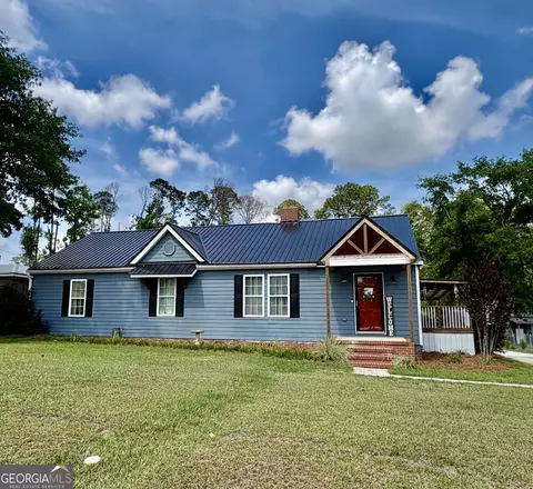 Exterior - 348 S Victory Dr, Lyons, GA 30436 photo 3 of 13