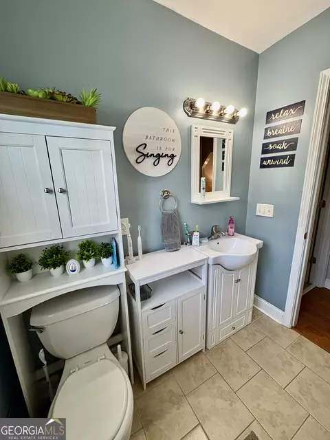 Bath - 348 S Victory Dr, Lyons, GA 30436 photo 1 of 6