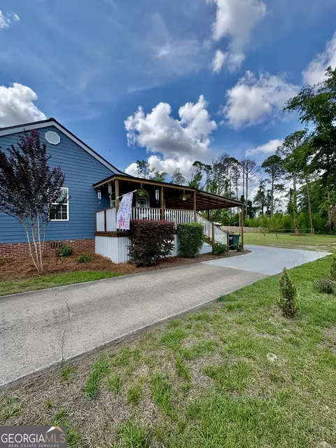 Exterior - 348 S Victory Dr, Lyons, GA 30436 photo 6 of 13
