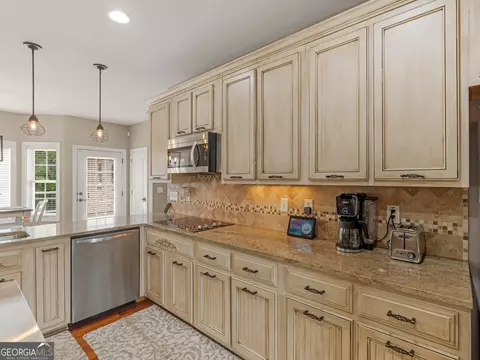 Kitchen - 221 Hummingbird Ct, Hampton, GA 30228 photo 6 of 9