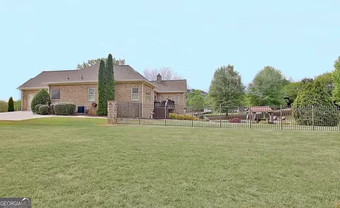 Exterior - 100 Wickham Dr, Tyrone, GA 30290 photo 38 of 45