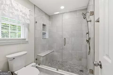 Bath - 129 Foxdale Ct, Toccoa, GA 30577 photo 4 of 7