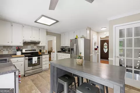Kitchen - 129 Foxdale Ct, Toccoa, GA 30577 photo 5 of 7