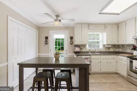 Kitchen - 129 Foxdale Ct, Toccoa, GA 30577 photo 3 of 7