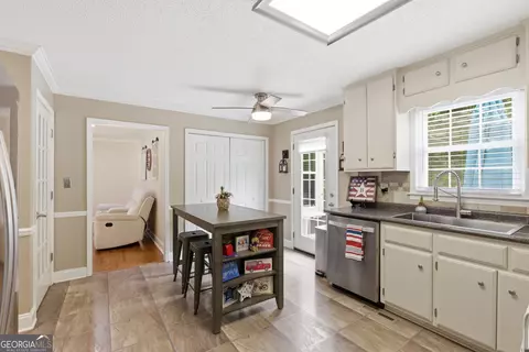Kitchen - 129 Foxdale Ct, Toccoa, GA 30577 photo 6 of 7