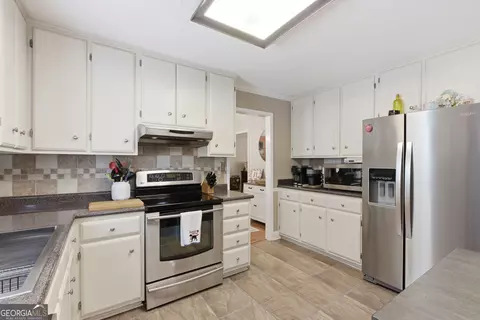 Kitchen - 129 Foxdale Ct, Toccoa, GA 30577 photo 4 of 7
