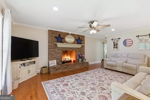 Living - 129 Foxdale Ct, Toccoa, GA 30577 photo 2 of 2