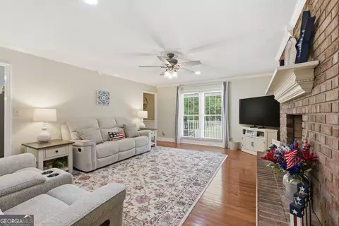 Living - 129 Foxdale Ct, Toccoa, GA 30577 photo 1 of 2