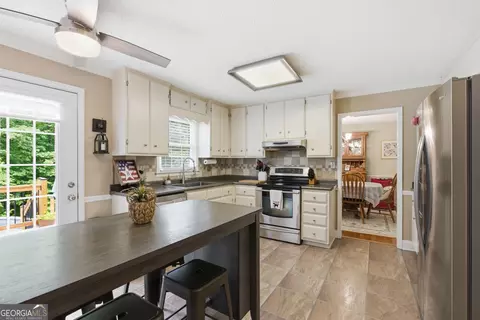 Kitchen - 129 Foxdale Ct, Toccoa, GA 30577 photo 2 of 7