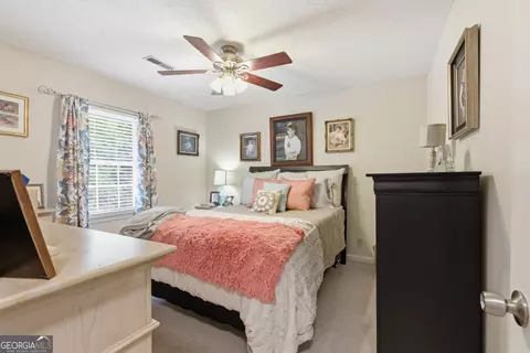 Bedroom - 129 Foxdale Ct, Toccoa, GA 30577 photo 5 of 9
