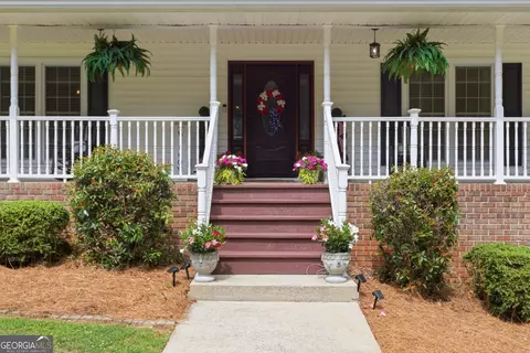 Exterior - 129 Foxdale Ct, Toccoa, GA 30577 photo 6 of 17