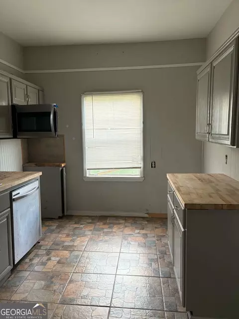 Kitchen - 9081 E Oglethorpe Hwy, Midway, GA 31320 photo 1 of 1