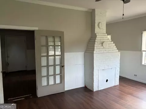 Living - 9081 E Oglethorpe Hwy, Midway, GA 31320 photo 2 of 3