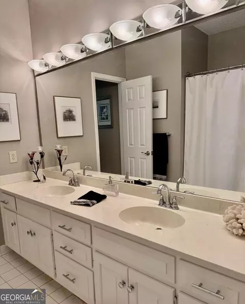 Bath - 216 Ashford Cir, Lagrange, GA 30240 photo 5 of 6