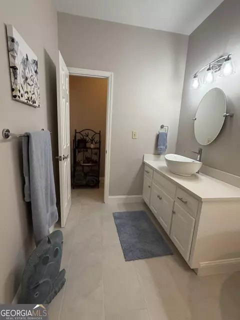 Bath - 216 Ashford Cir, Lagrange, GA 30240 photo 2 of 6